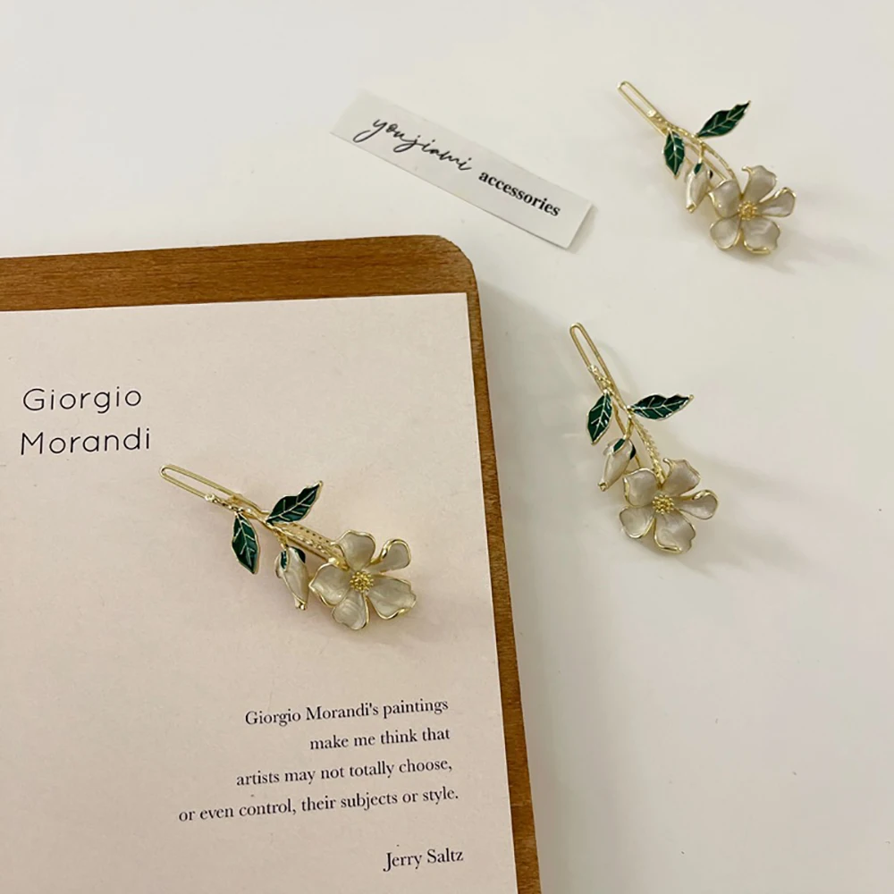 Металлическая заколка с цветком