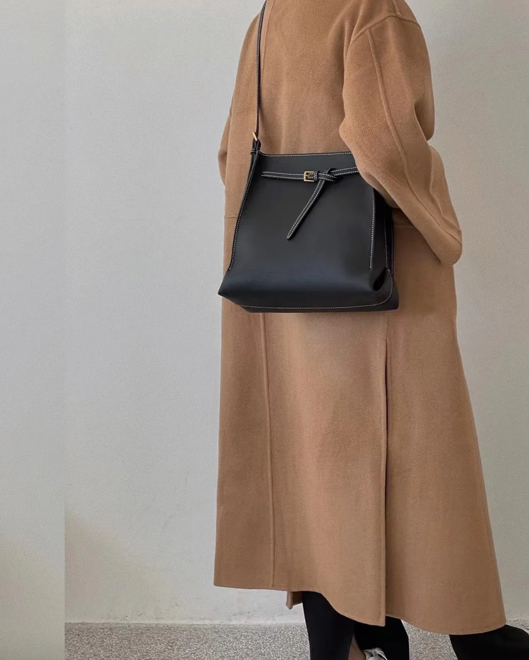 

2022 New Cowhide Women's Single Shoulder Cross Messenger Commuting Square Bucket Bag High Quality Black Women's Bag