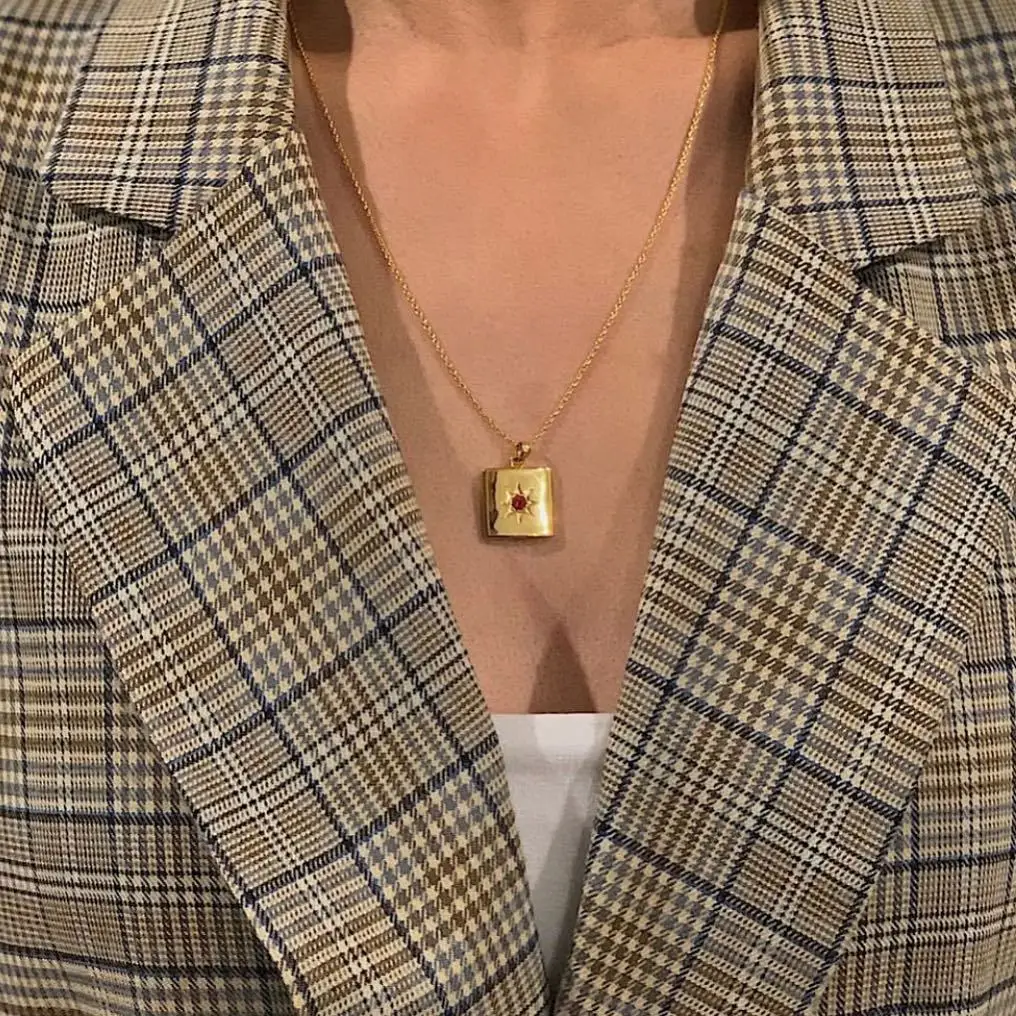 

Retro Fashion Titanium Steel Octagonal Star Ladies Necklace Red Zircon Pendant Necklace Women