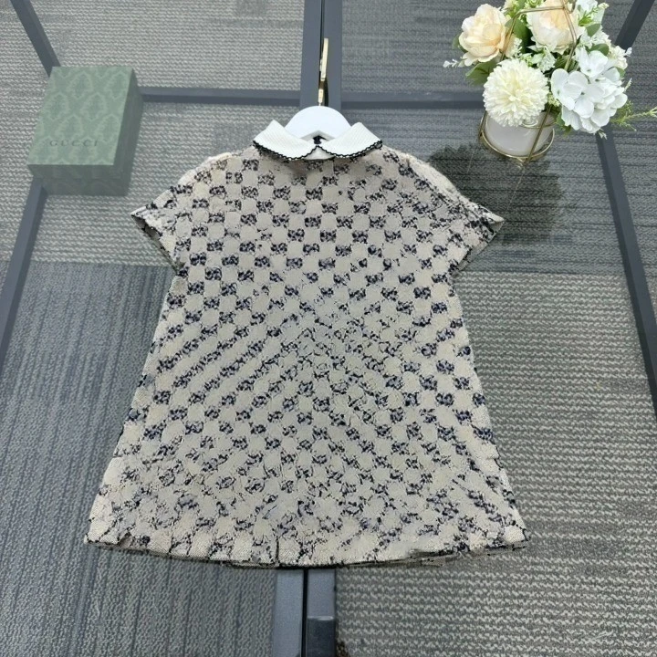 Платье с кукольным воротником и черным цветком белым