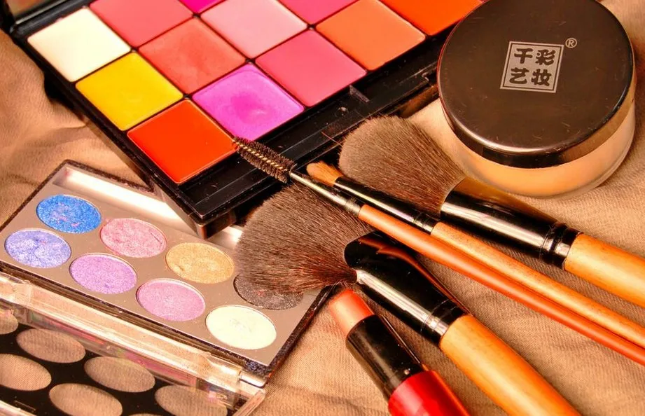 5 штук брендовый набор удачной сумки для макияжа косметики MakeUp подарок тени для век помада для губ карандаш для бровей бальзам для губ хайлайтер Отправка случайным образом удачная сумка.