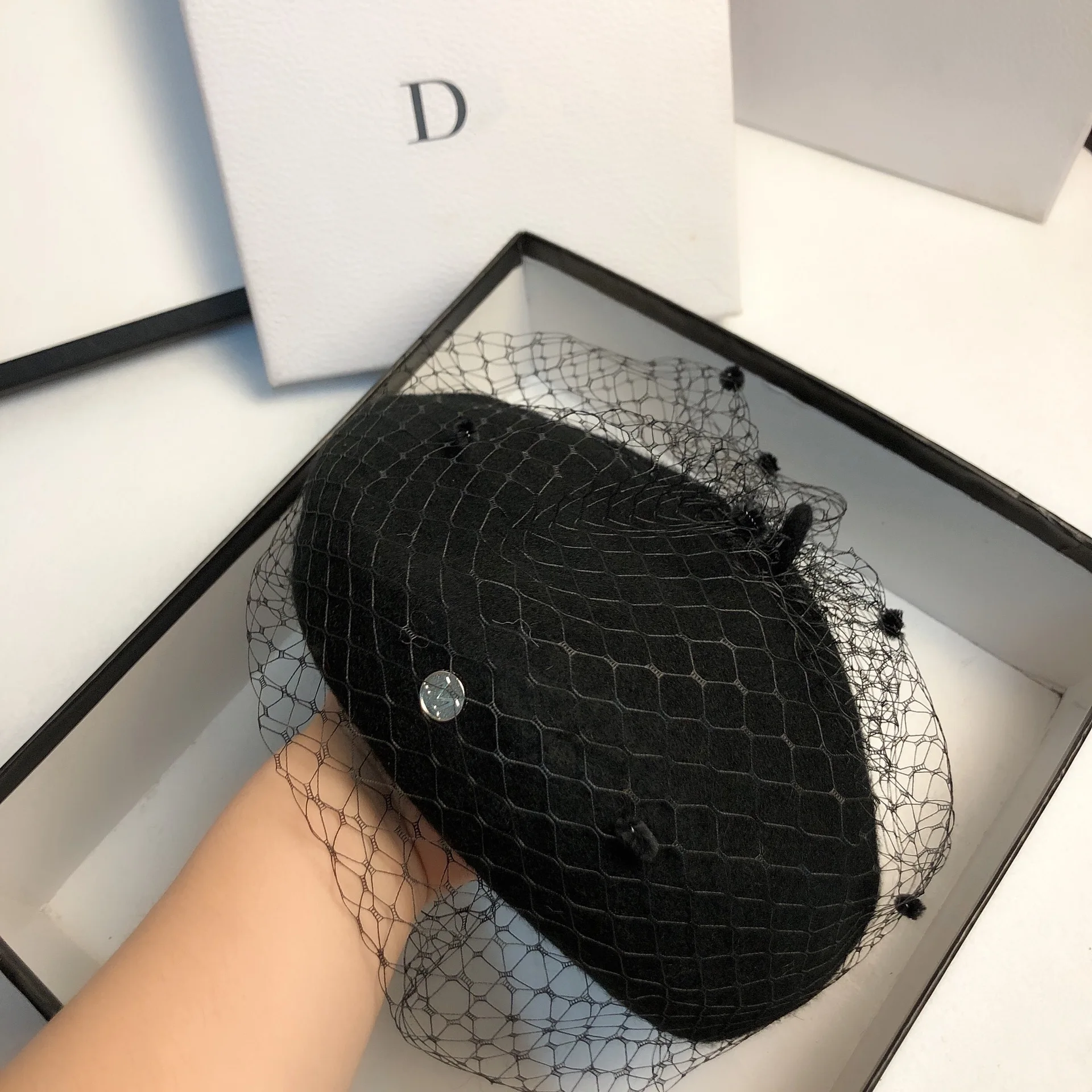 Шерстяной берет с вуалью