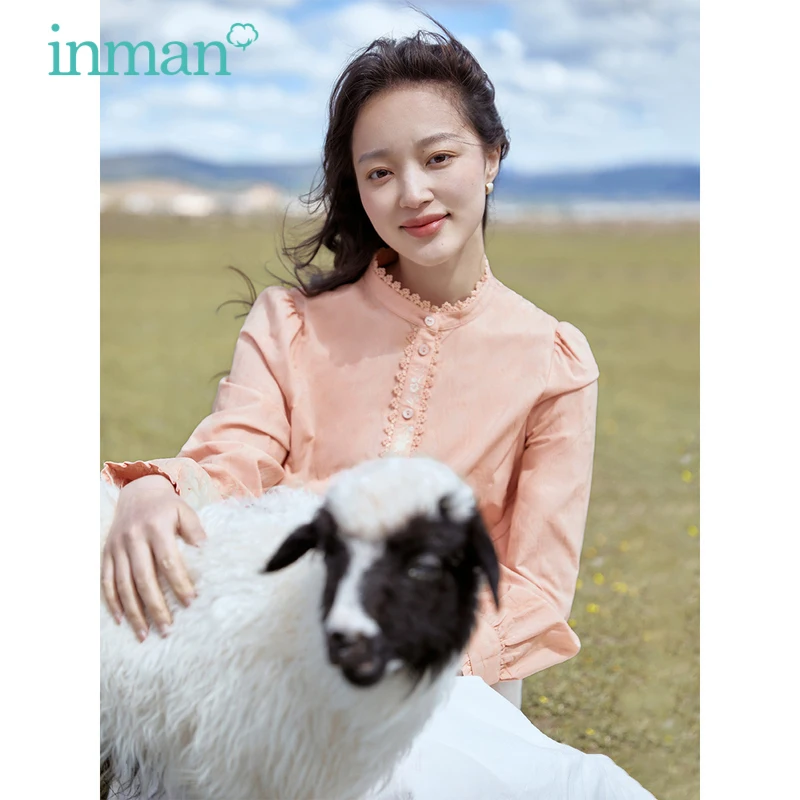 

INMAN женская блузка 2023 осень длинный рукав кружева воротник стойка Свободная рубашка изысканный жаккард теплая ткань абрикосовый розовый желтый топ