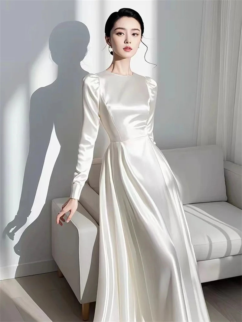 Фото Белое атласное платье с длинными рукавами для женщин, осень 2026, уникальное и красивое, во французском стиле, с завышенной талией, длинное платье для лета №4