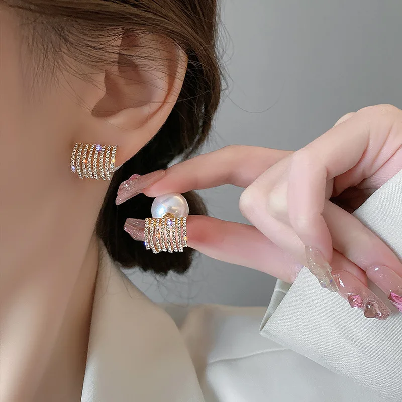 

2023 New Claw Floral Pearl Zircon Gold Color Earrings for Women Personality Fashion Simple Retro Stud Earrings Wedding Jewelry