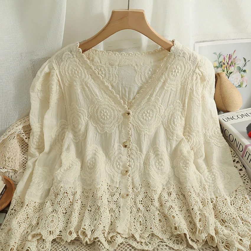 

Рубашка женская хлопково-льняная с длинным рукавом и цветочной вышивкой