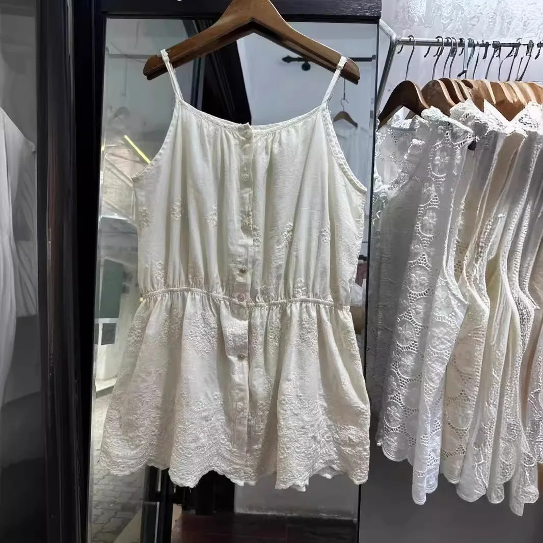 Женский жилет на пуговицах с вышивкой без рукавов