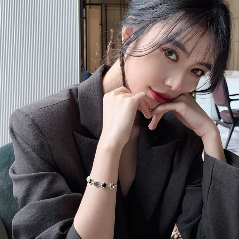 

Retro One-Piece Rhinestone Bracelet Light Luxury Inset Diamond Can Adjust Luxury Personality Noble Jewelry Female Free Shipping