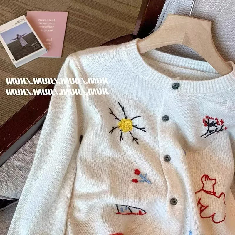 Женский трикотажный кардиган с вышивкой длинным рукавом