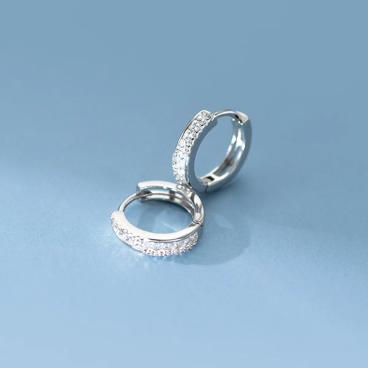 Серебряные серьги-кольца S925 с полым паве-дизайном, без никеля, гипоаллергенные, минималистичные, оптом, изящные украшения для женщин от Cciris.Com (art.: 3920db93ef882) - 3920db93ef882