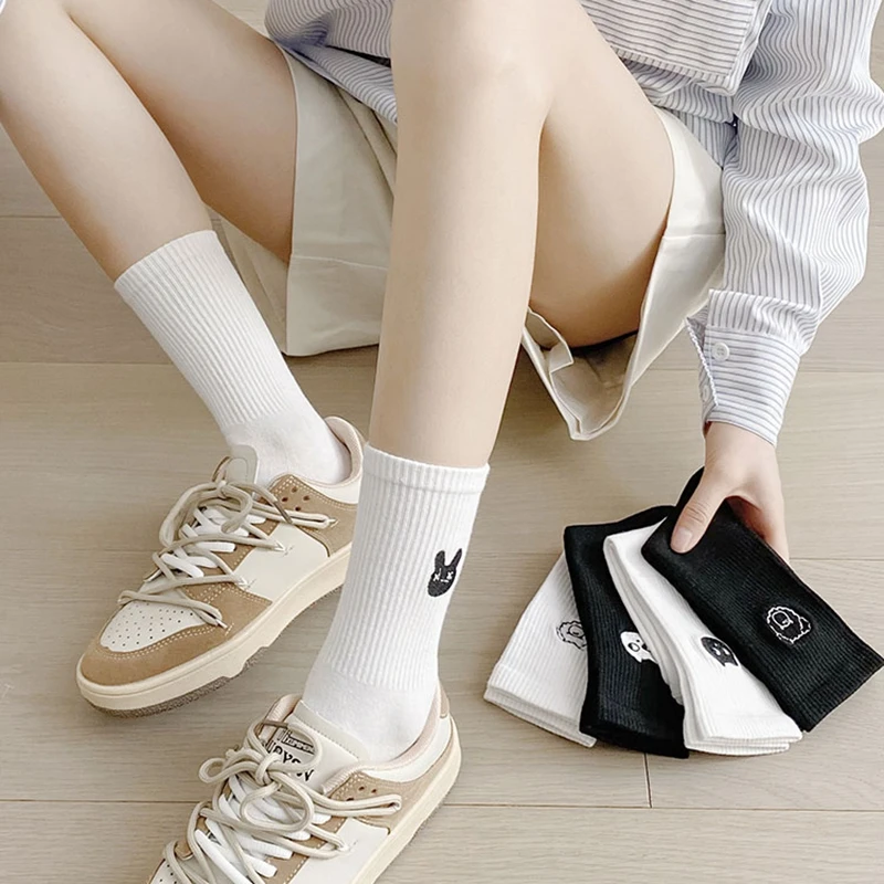 Летние новые носки с черным медведем женские белые длинные вышивкой мультяшным