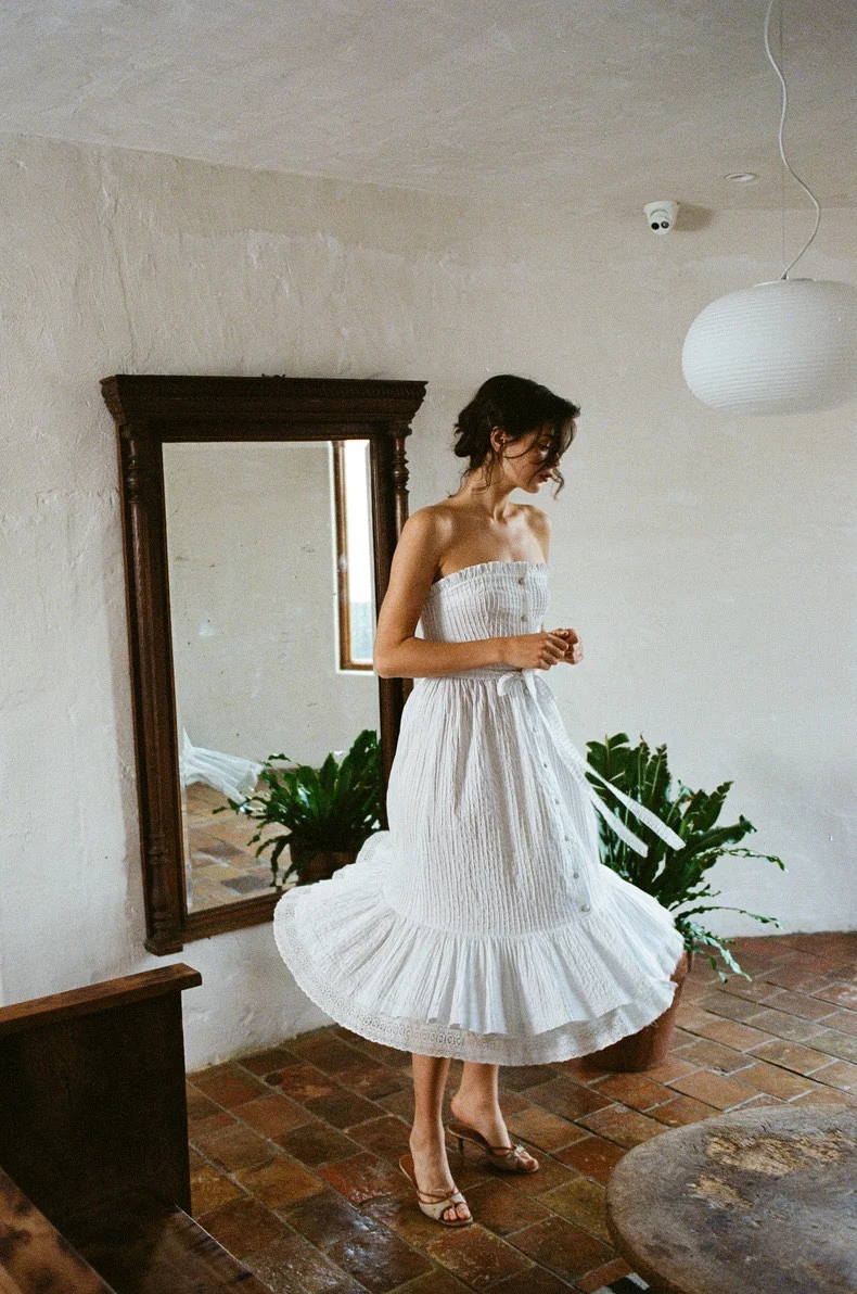 

Женское платье средней длины без бретелек с кружевным подолом