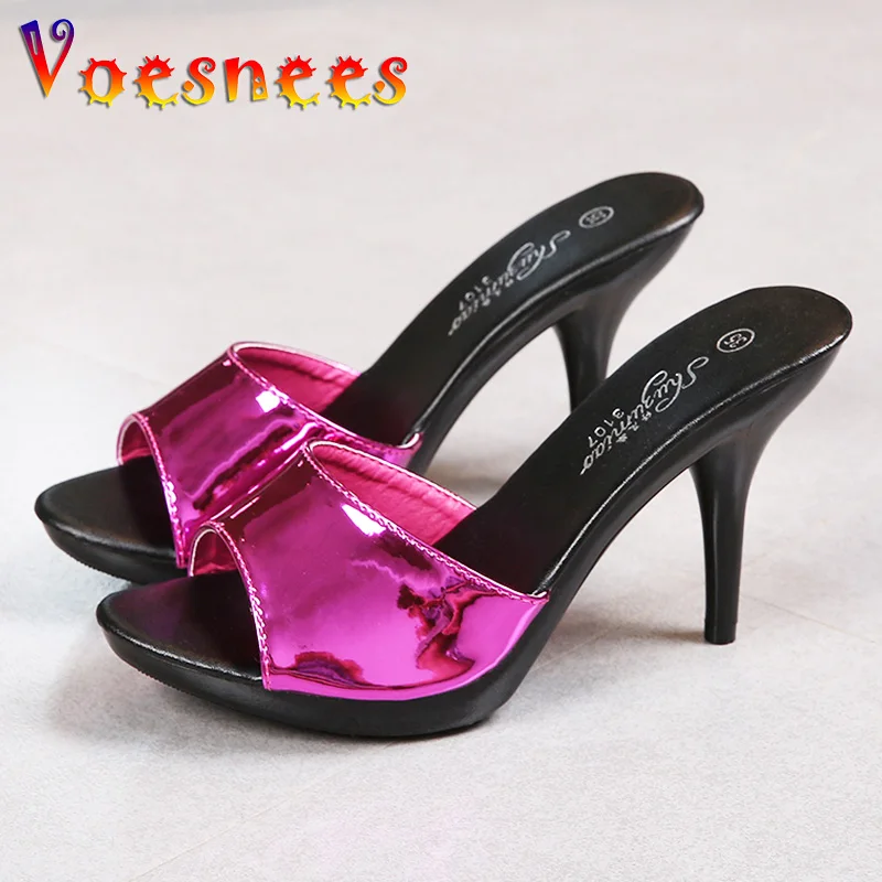 Сандалии женские из лакированной кожи на платформе с бахромой и стразами |