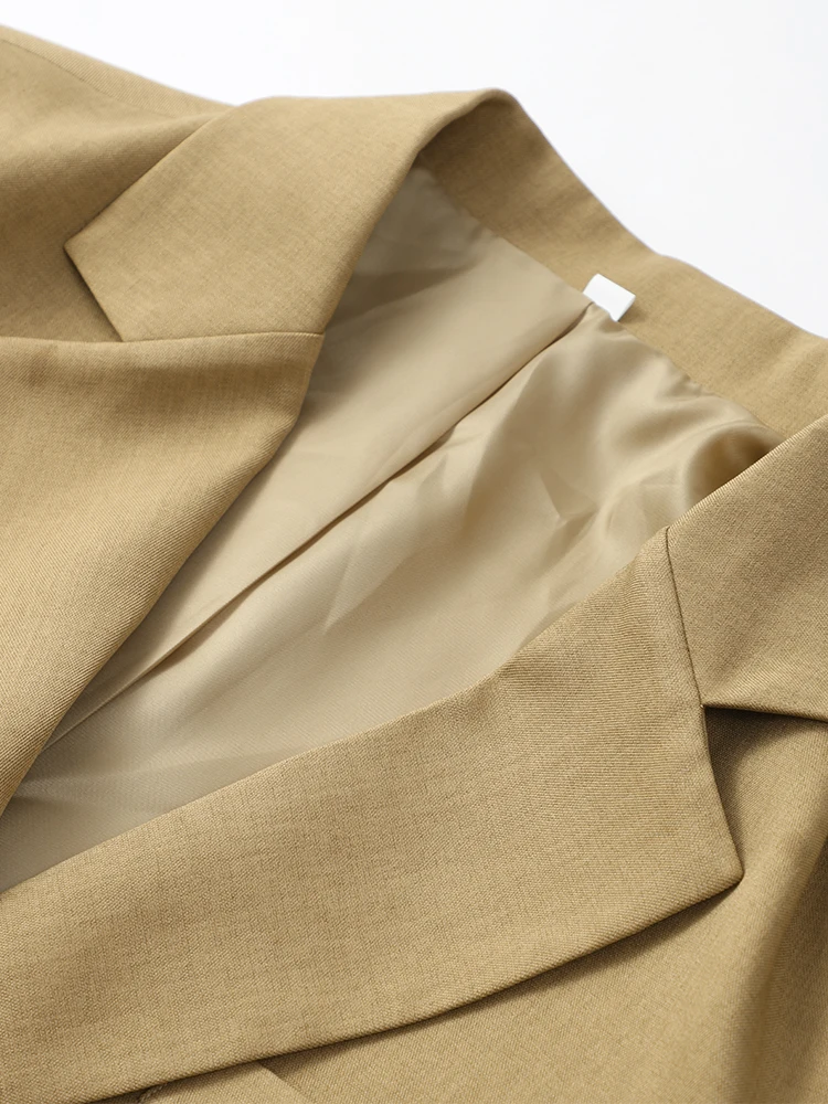 Женский офисный пиджак на пуговицах