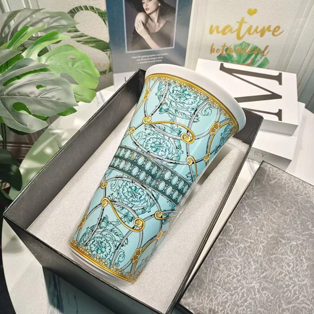 

Керамическая ваза в форме рога