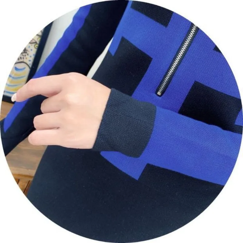 Элегантное трикотажное женское платье контрастных цветов на молнии средней