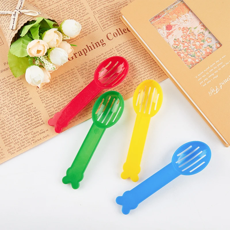 

1pc Hamster Litter Scoop Solid Color Plastic Hamster Scooper Small Pet Litter Scoop Small Pet Cleaning Supplies