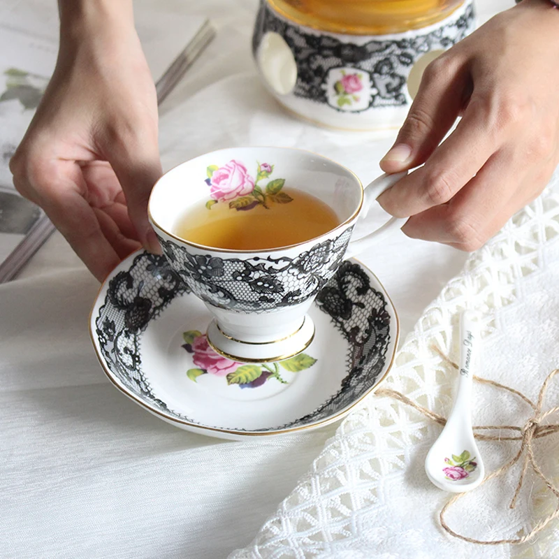 

Английский черный кружевной узор костяные фарфоровые кофейные чашки и блюдца для послеобеденного чаепития керамические десертные тарелки...