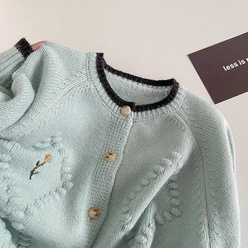 Женский вязаный кардиган с цветочной вышивкой и круглым вырезом