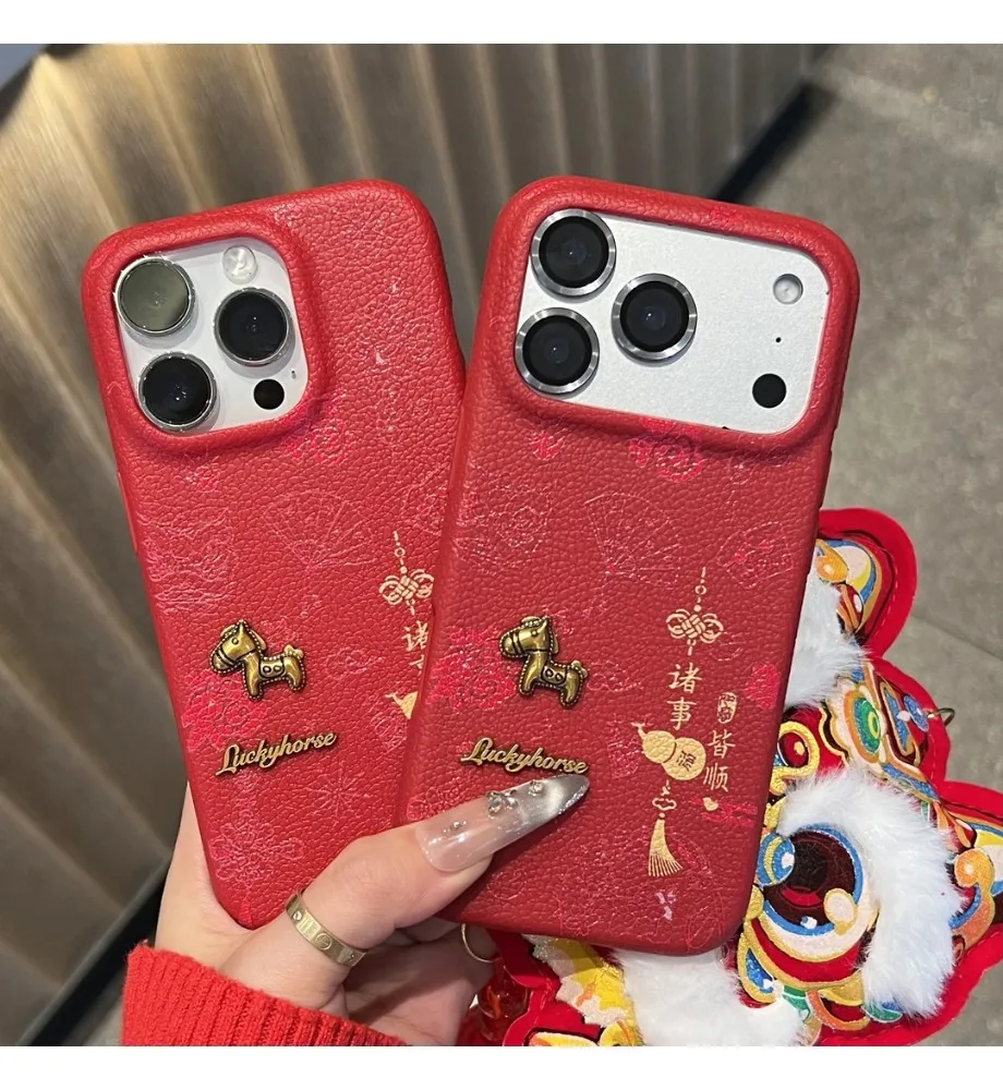 Фото Чехол для iPhone 17/16 Pro Max с 3D-изображением золотой лошади и кожаным узором, все в порядке, все под контролем. №1