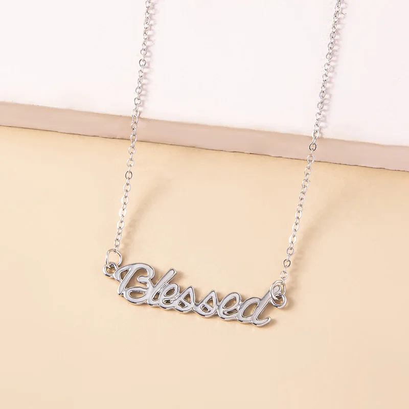 Женское колье с буквенным принтом золотистое подвеской в старинном английском