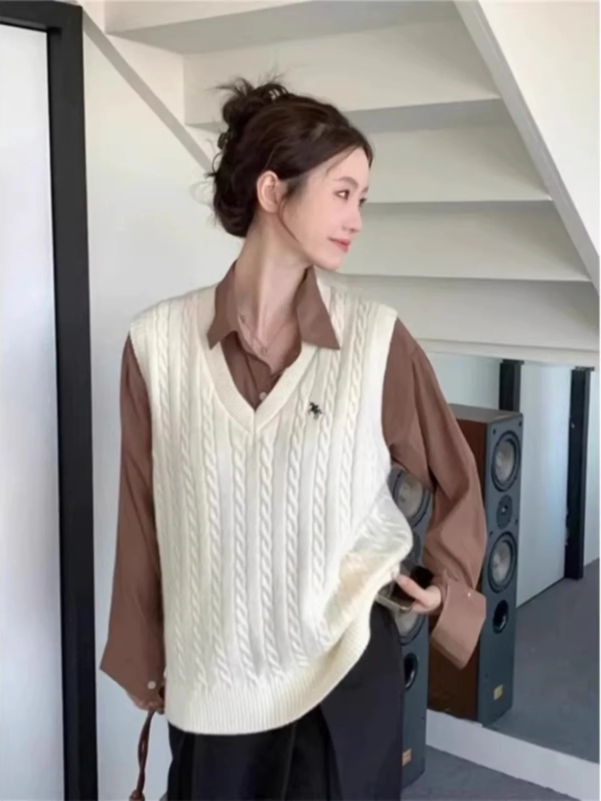 Серый уличный свитер с v-образным вырезом и вышивкой женский осенний маленький