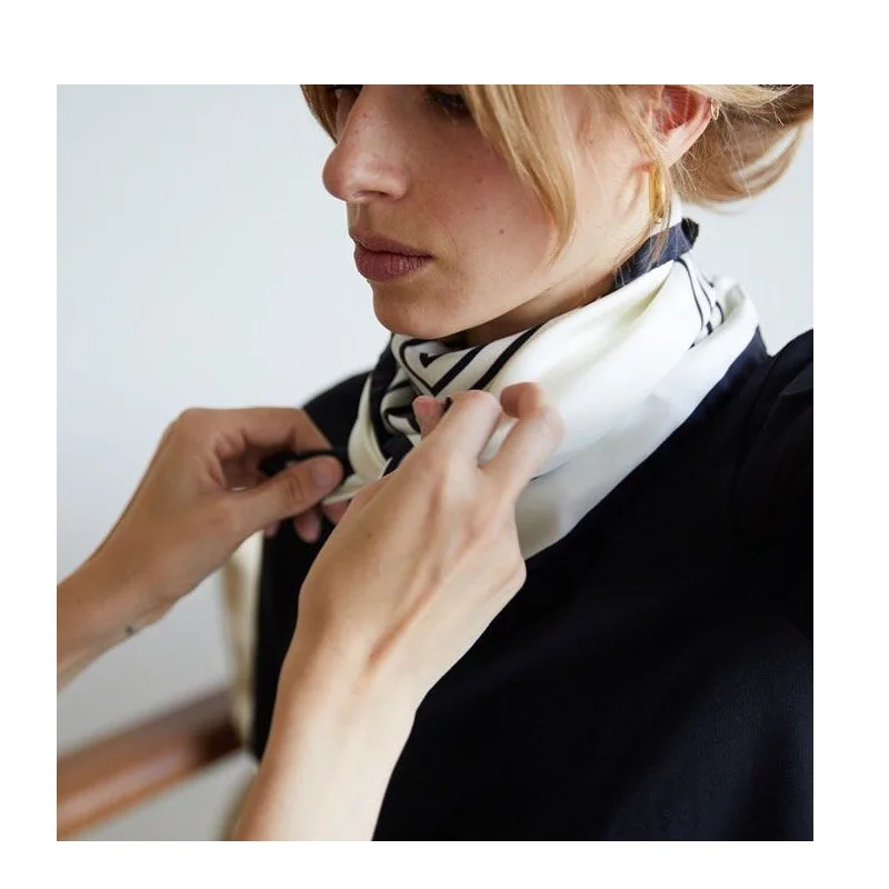 Дизайнерский брендовый женский шелковый шарф шейный платок с принтом в полоску