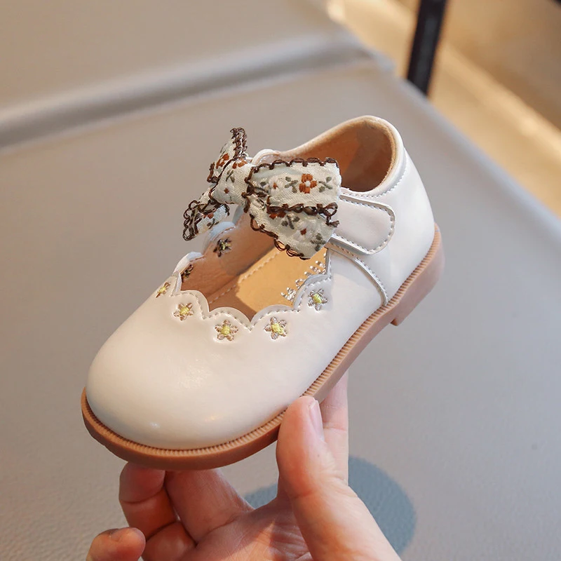 

Туфли для девочек с вышивкой и бантиком, маленькие детские туфли с закрытым кольцом и петлей, весна 2023, милые детские туфли с круглым носком ...