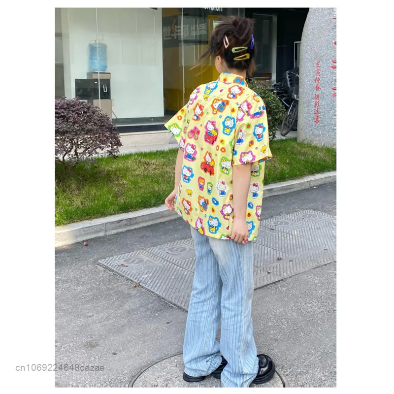 Женская рубашка с разноцветным принтом