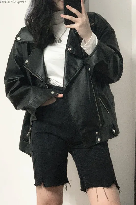 Черная крутая кожаная куртка для