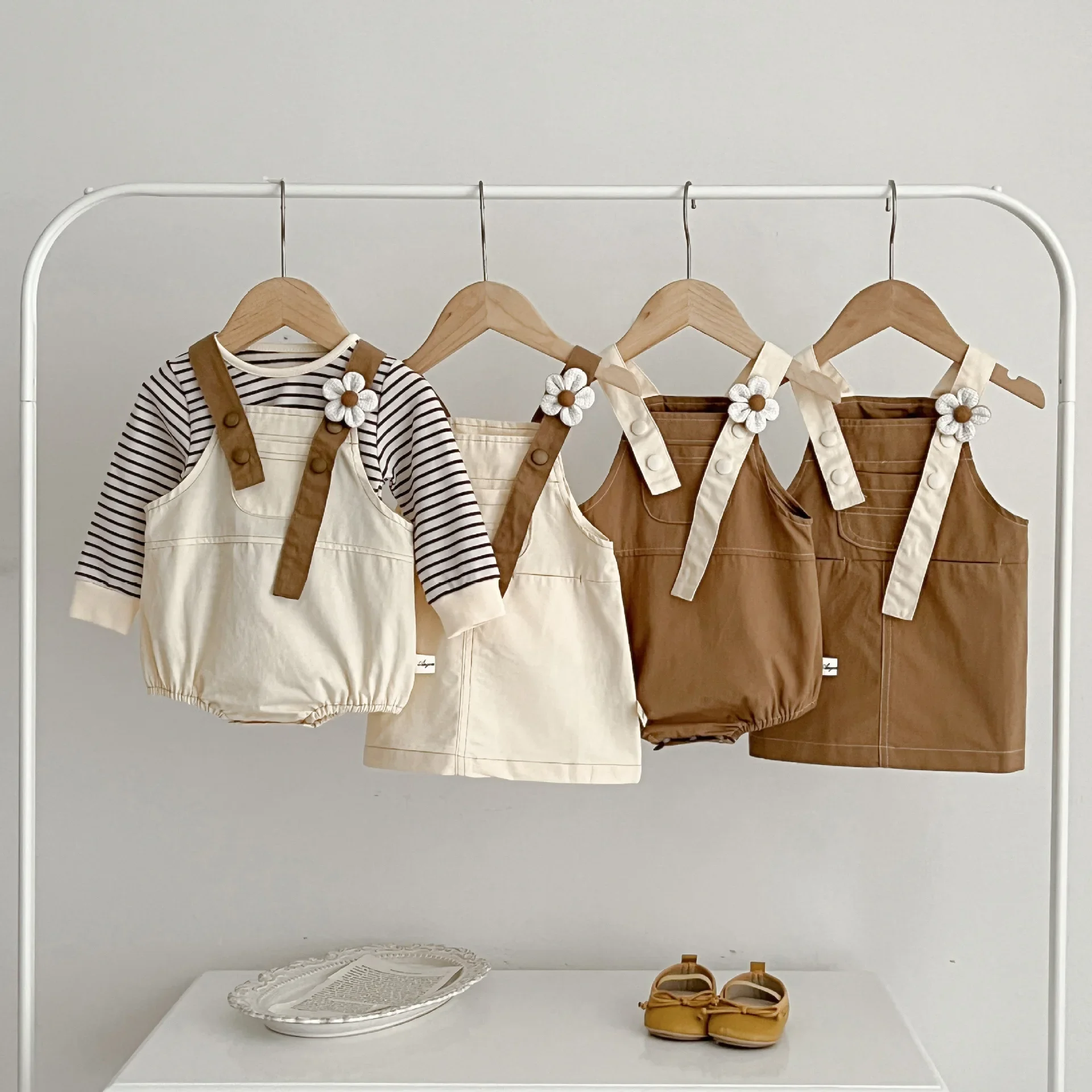 

2023 Корейская одежда для маленьких девочек на весну и осень комбинезон с белыми полосками и цветочными подтяжками Новый Модный комплект платья для новорожденных