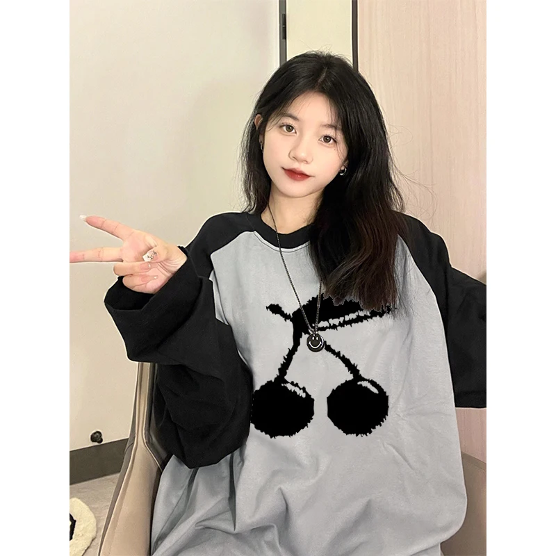 Футболка женская оверсайз с длинным рукавом круглым вырезом и принтом вишни