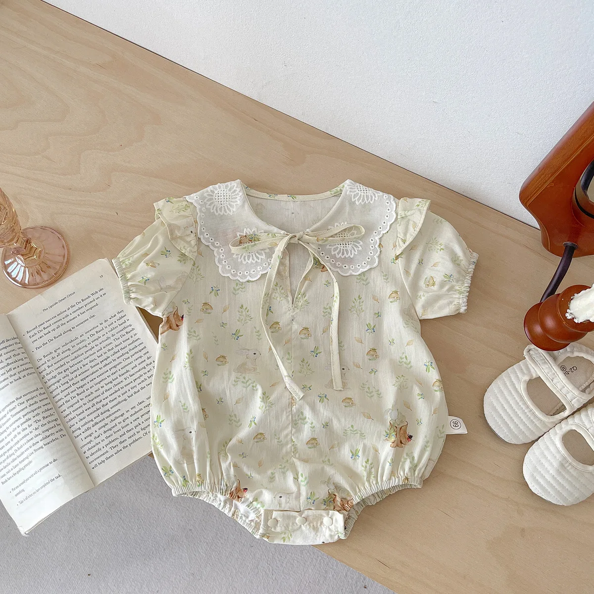 

Детское хлопковое боди с коротким рукавом и кружевным воротником