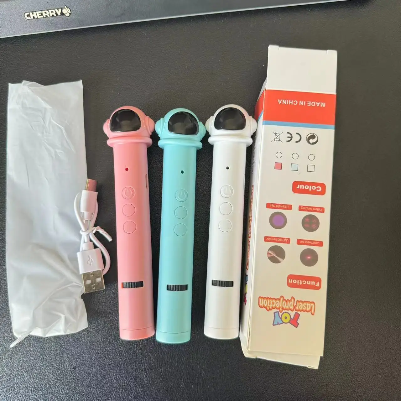 Фото Лазерная указка-дразнилка для кошек, игрушка для кошек, USB-зарядка, многофункциональная палочка с перьями и лазерной головкой №2