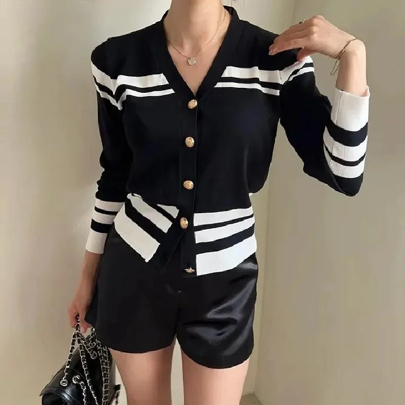 Женский трикотажный кардиган с V-образным вырезом длинным рукавом