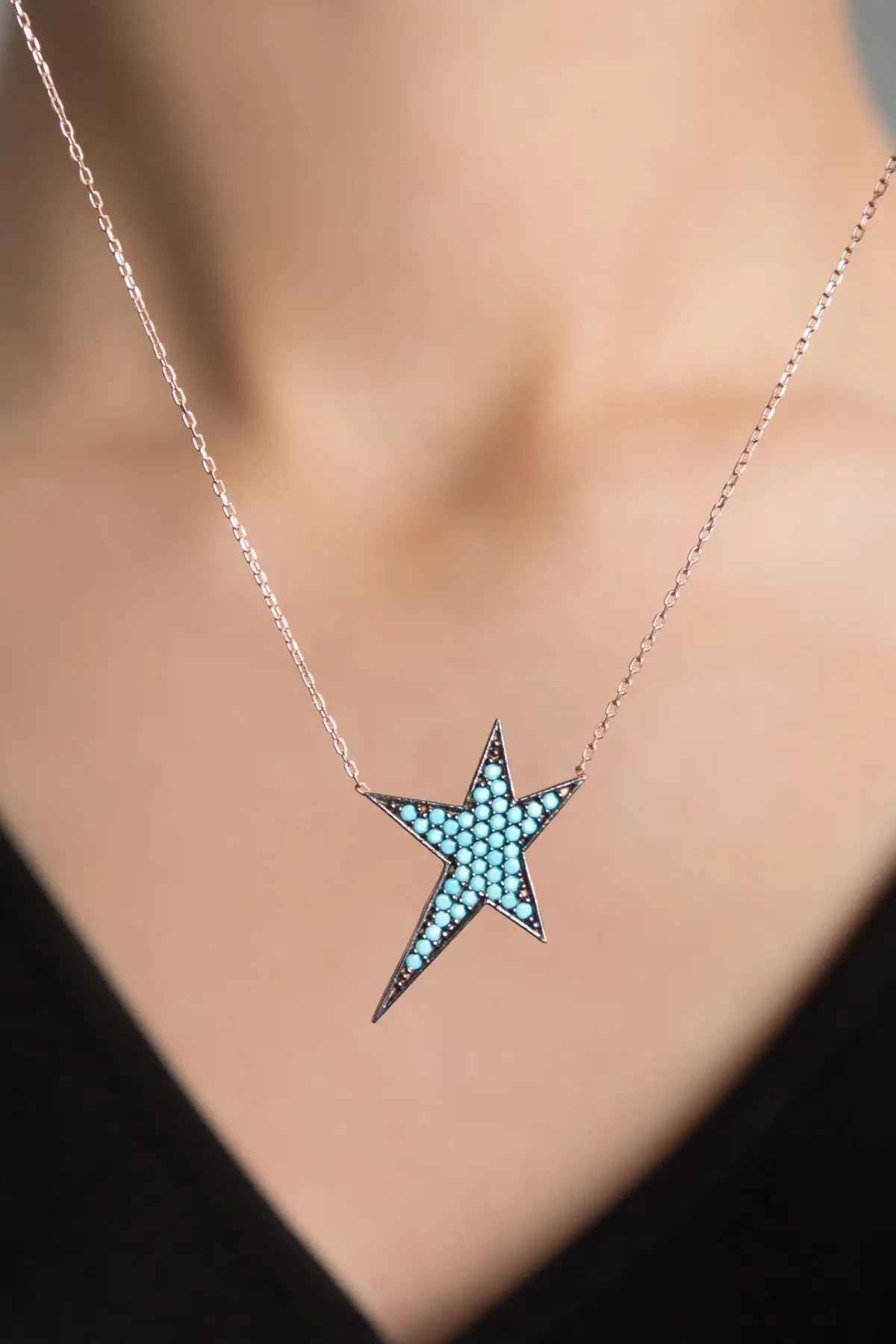 

Женское ожерелье из серебра с синим камнем и розовым покрытием