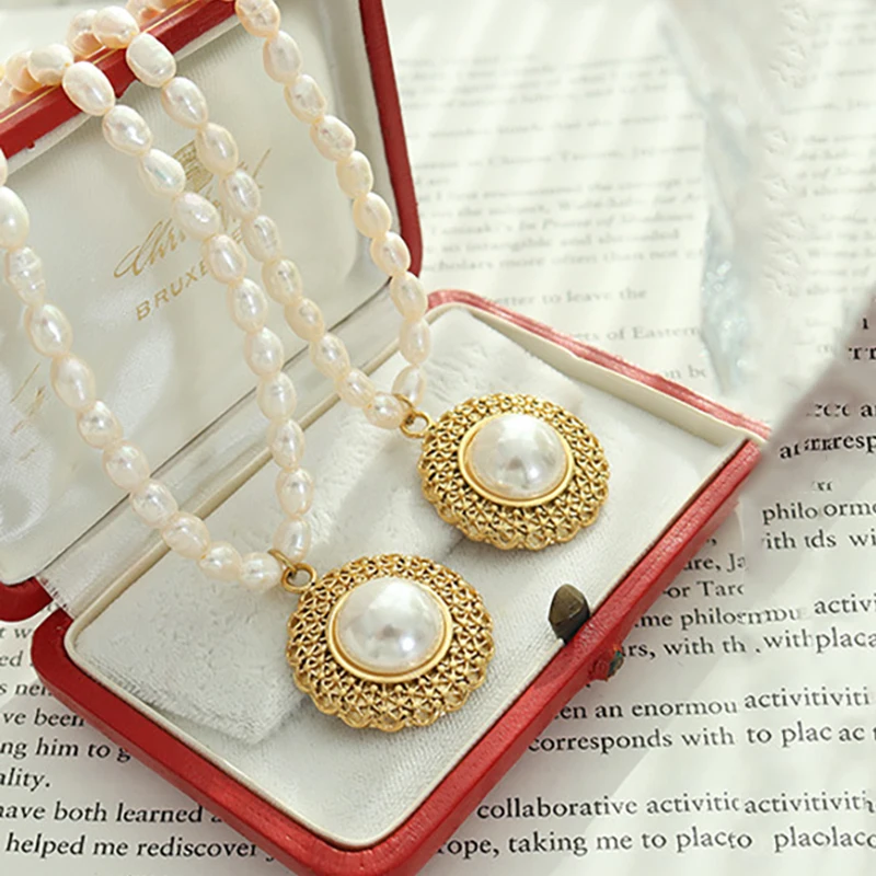 

INS Elegant Freshwater Pearl Chain Straw Hat Imitation Pearl Pendant Necklace Titanium Steel Choker Engagement Jewelry for Women