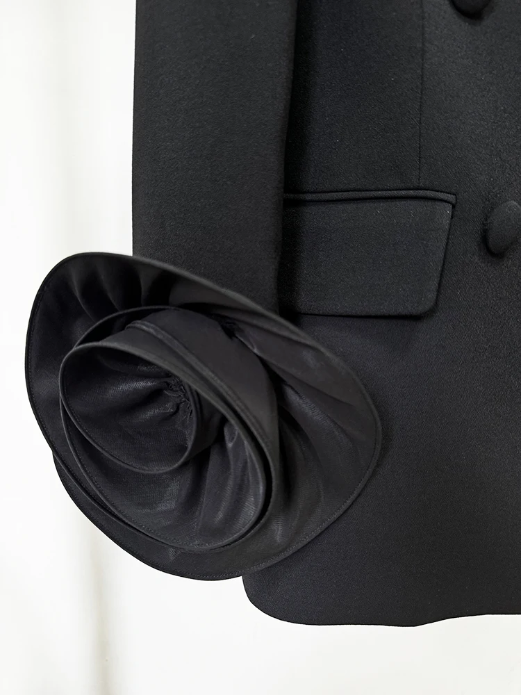 Женский двубортный блейзер с цветочной аппликацией