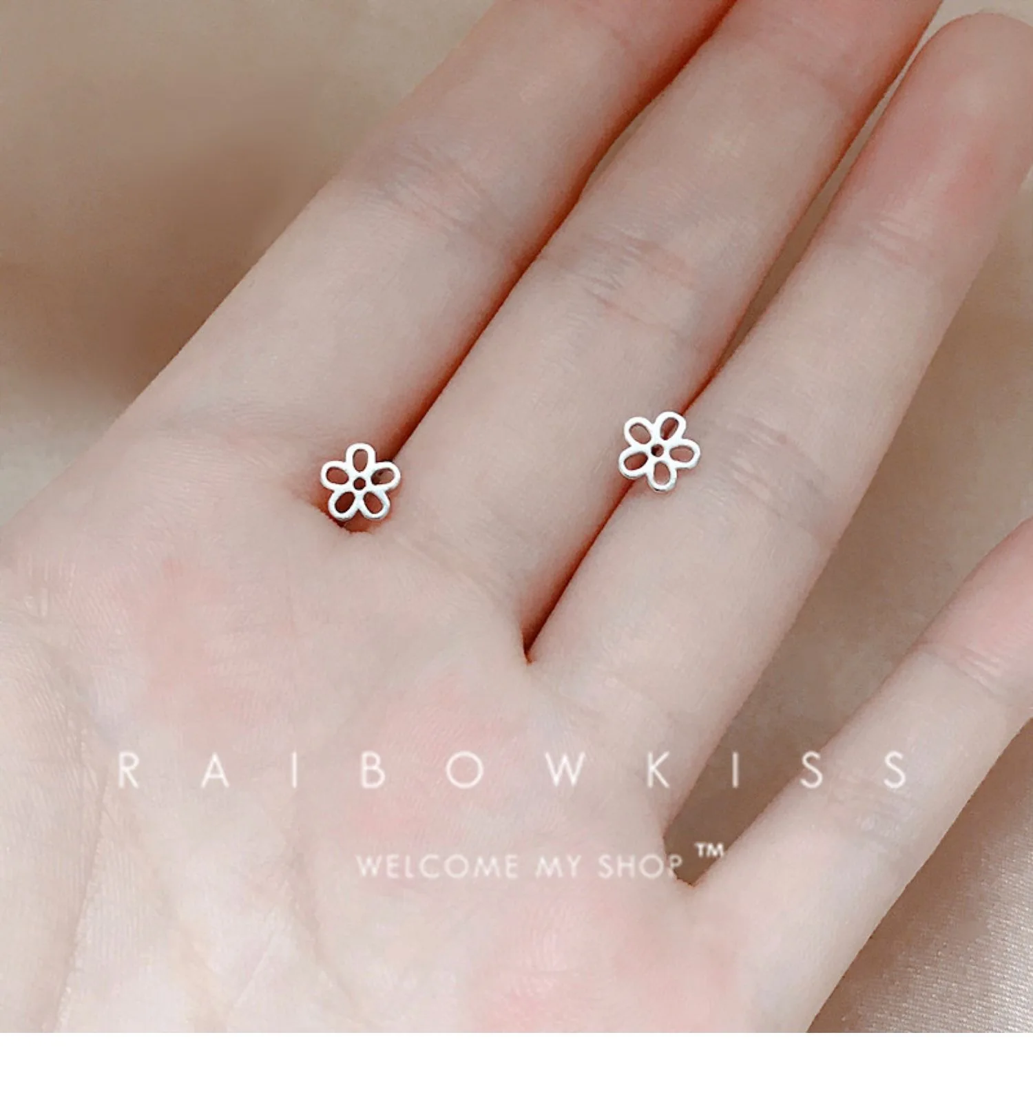 

Темперамент серебряный цвет модные милые полые цветочные маленькие серьги-гвоздики для женщин Простые изысканные подростковые студенческ...