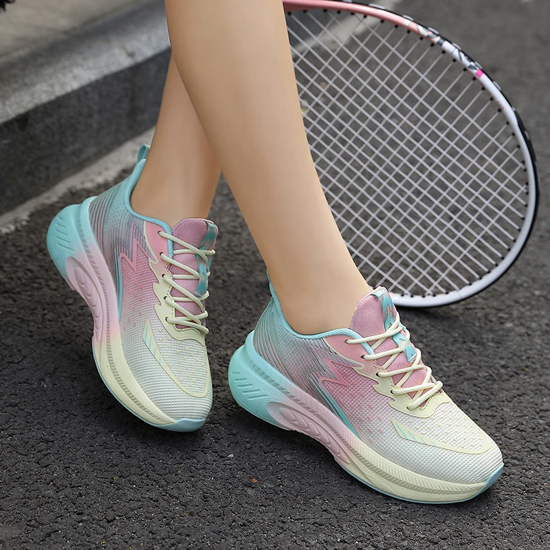 Рисунок 2 - Женские кроссовки на платформе