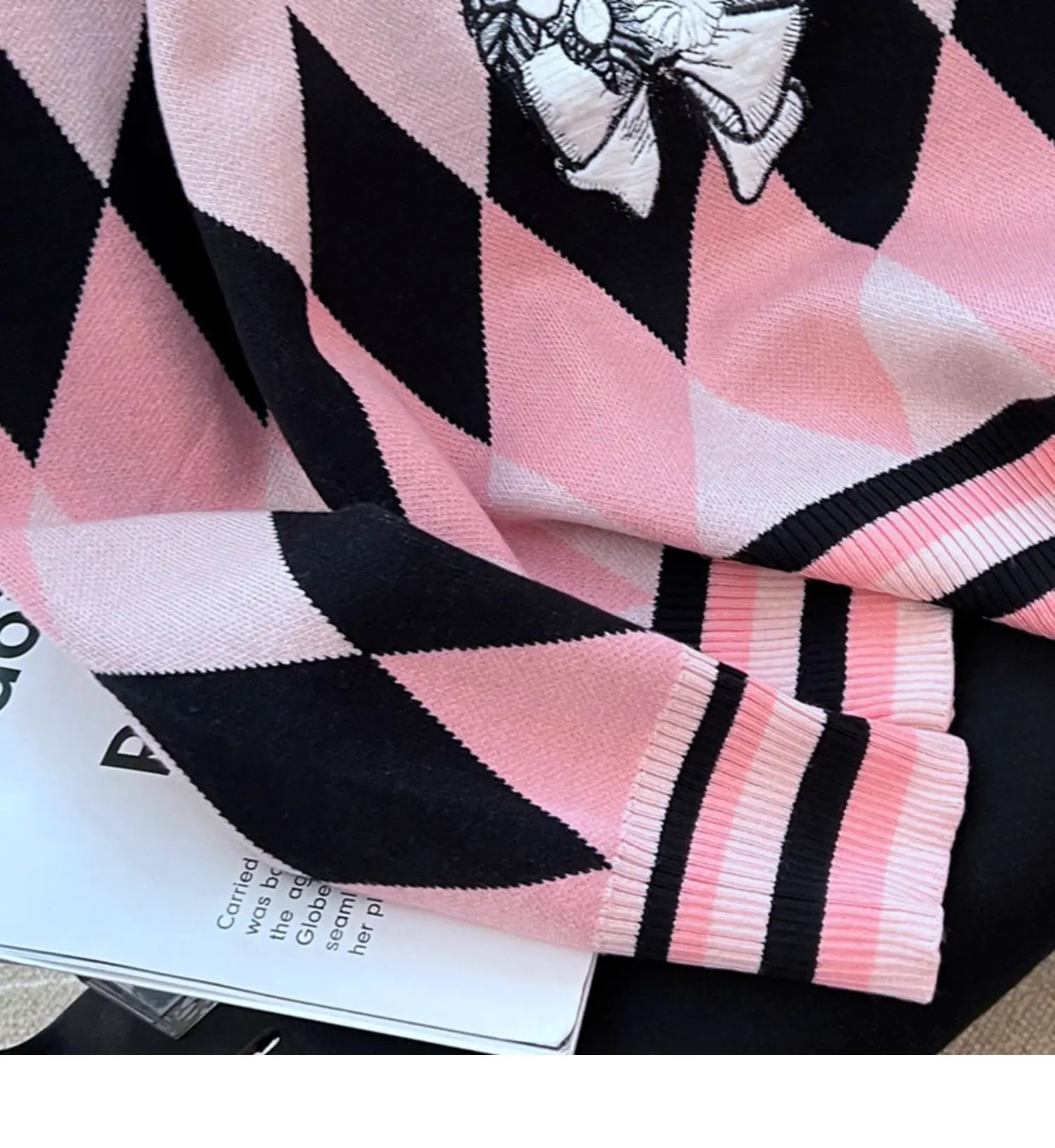 Пуловер с высокой талией и вышивкой кошки украшенный бриллиантами свитер для