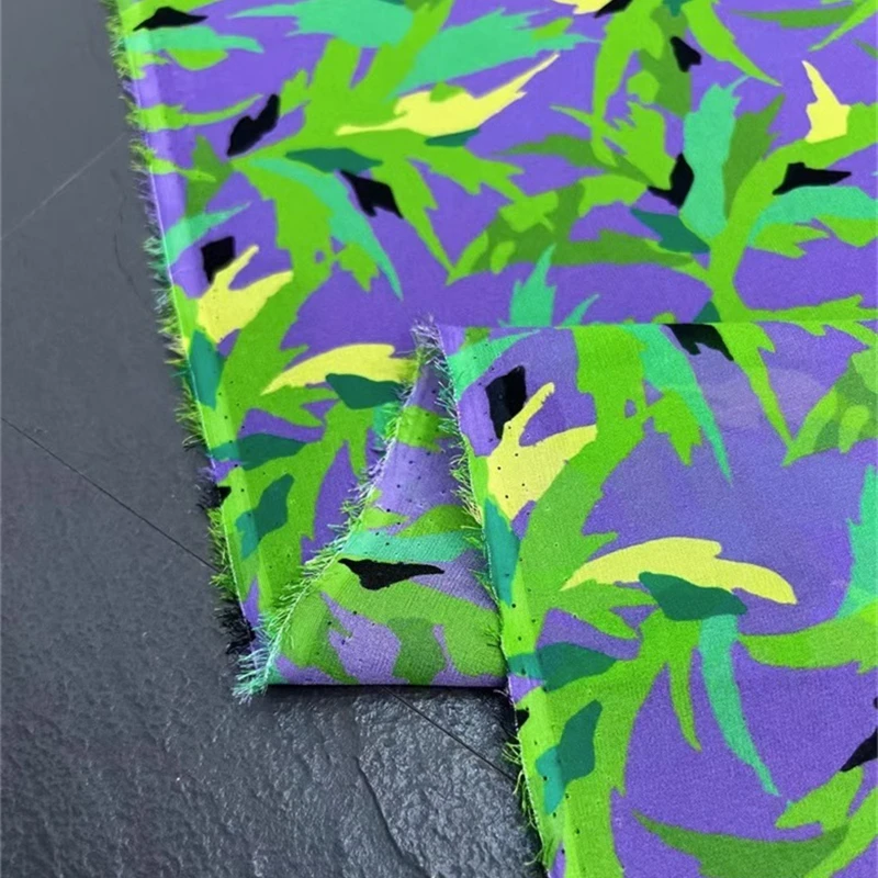 Французский бренд классический логотип фиолетовый фон зеленый маленький цветок