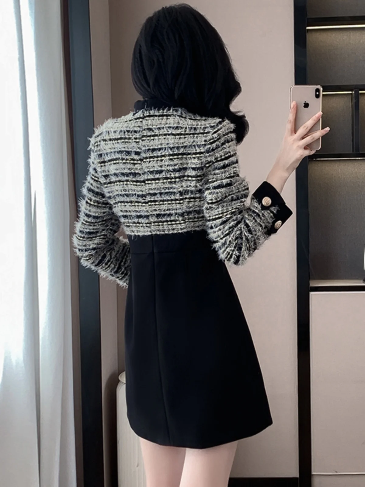 Женское облегающее платье с юбкой трапециевидной формы черное в стиле