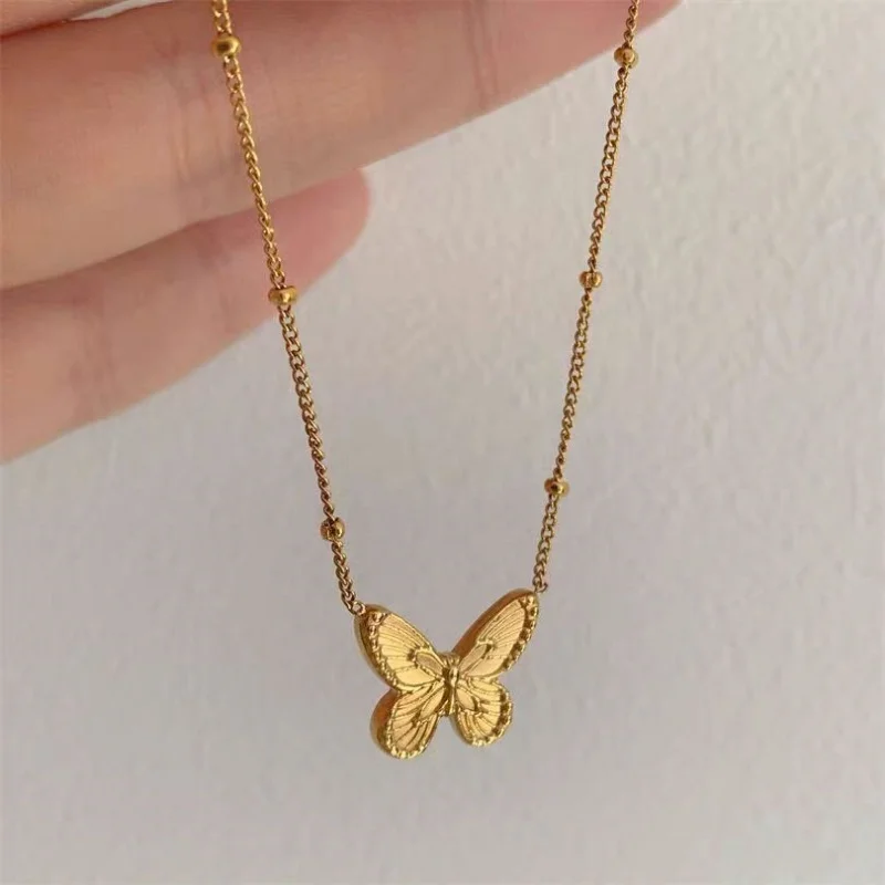 Ожерелье с подвеской в виде бабочки бусинами позолота 18 карат