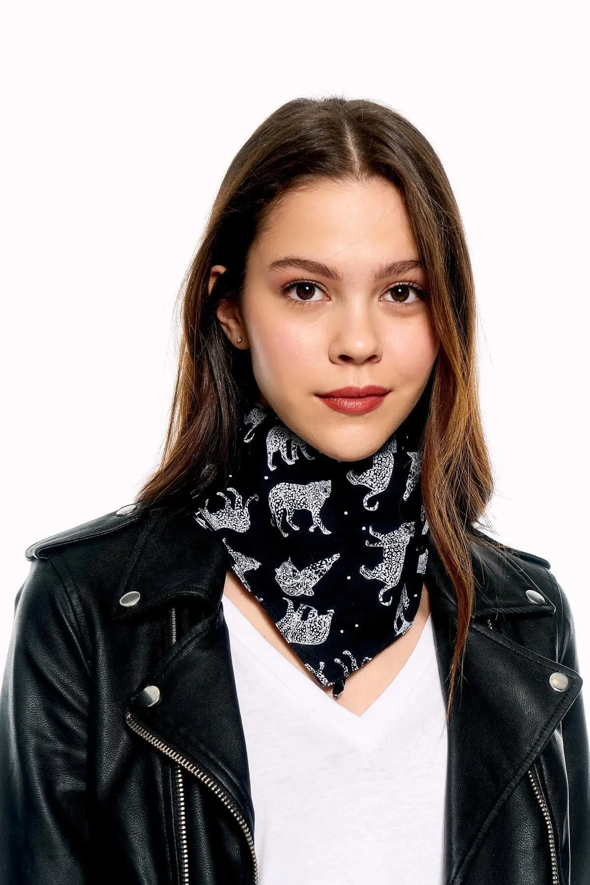 

Create Elegance by Wearing Leopard Patterned Scarf on Your Hair or Neck