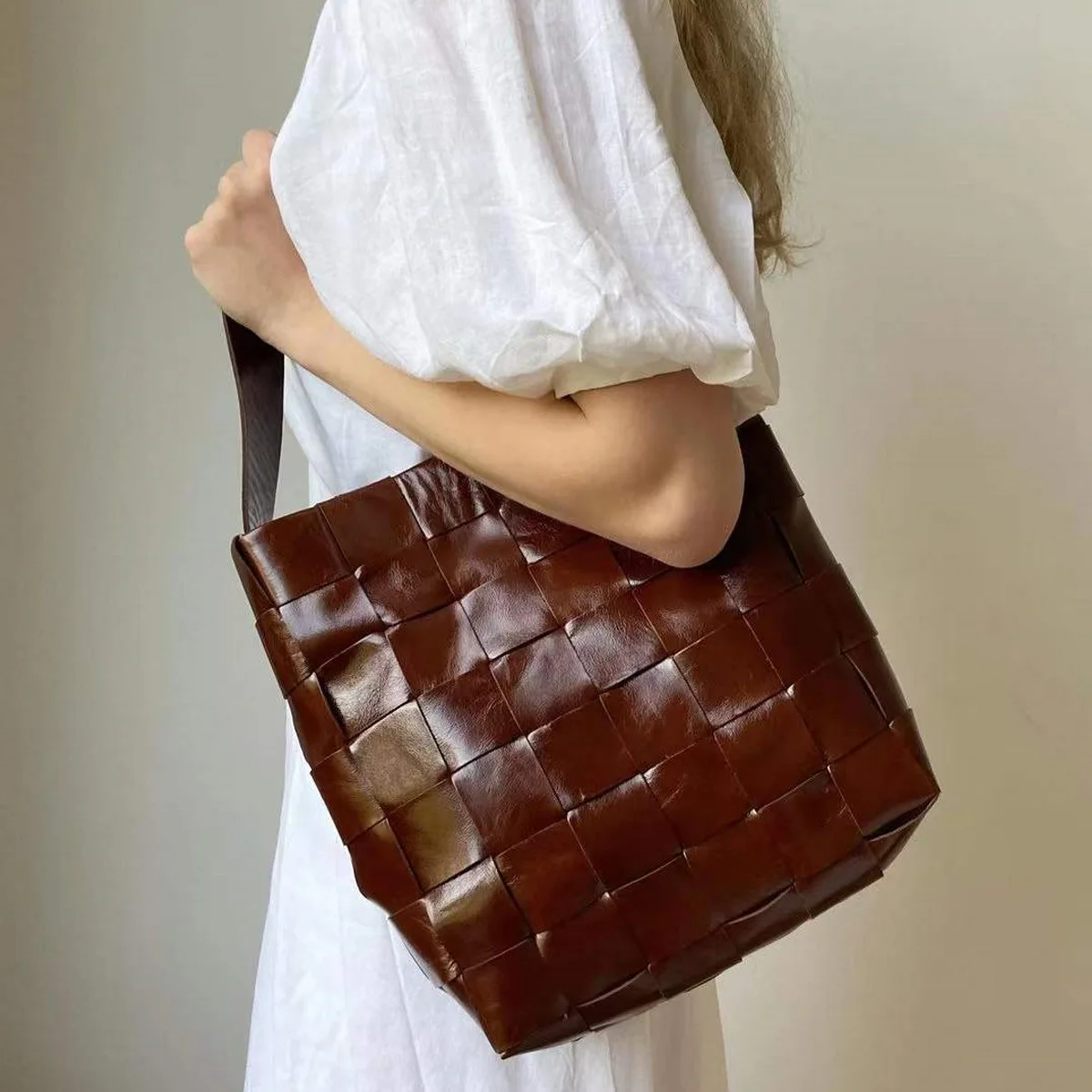 

Pure hand-woven bag large-capacity female commuter bucket bag new versatile one-shoulder messenger bag armpit bag handbag