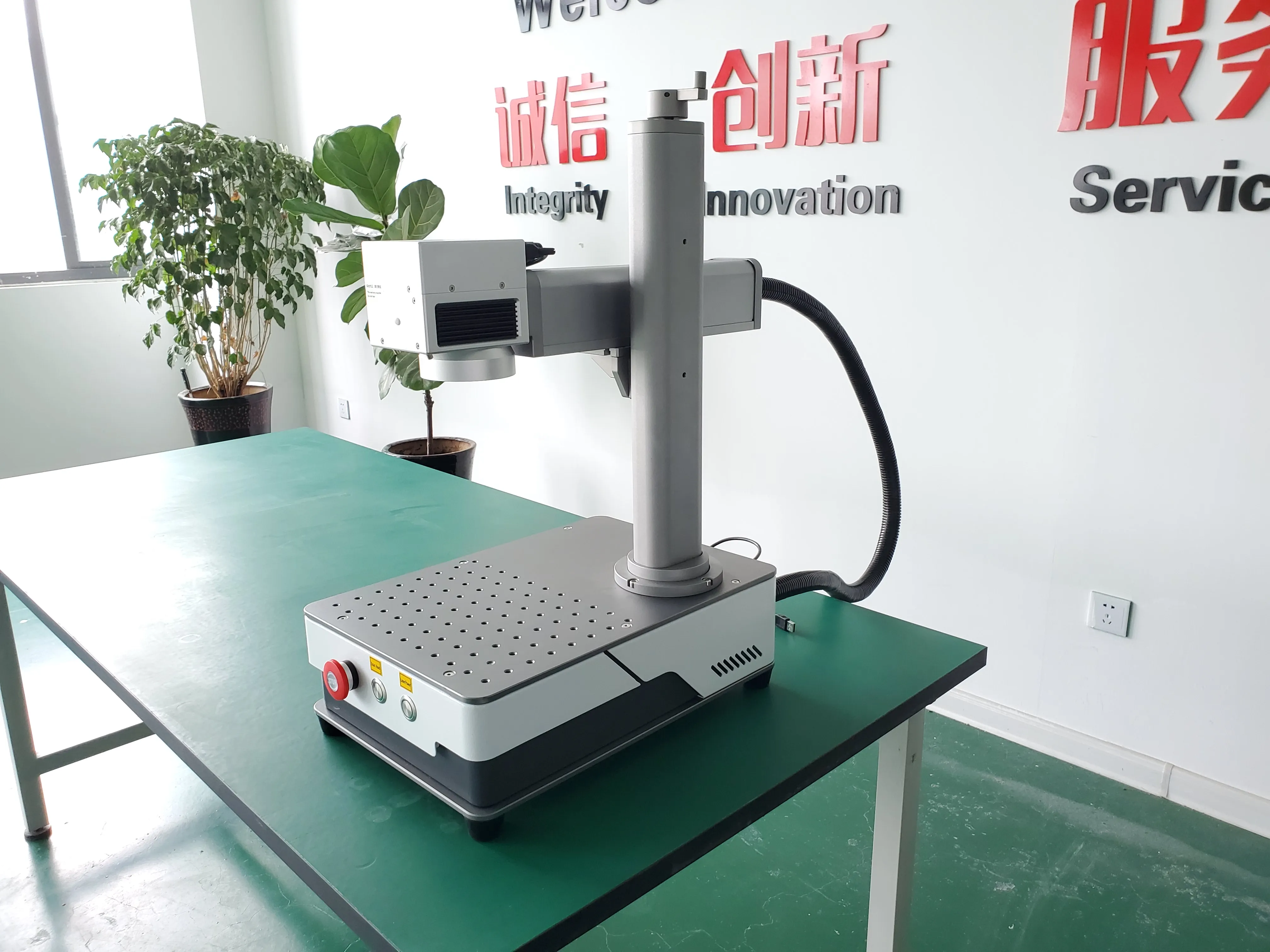 Портативная волоконная лазерная маркировочная машина mini MAX 30 Вт и 100