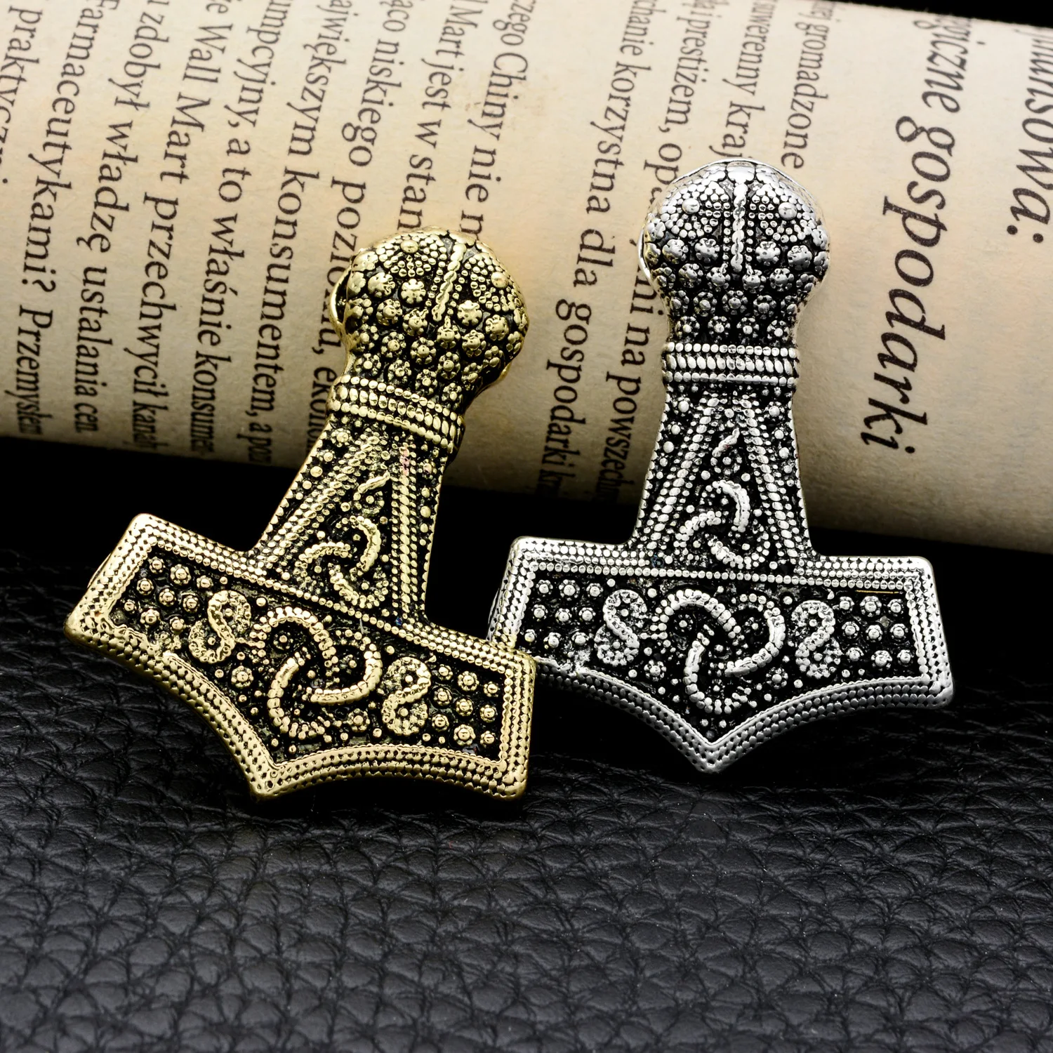 

New Fashion Women Men Northern Europe Thor's Hammer Viking Brooch Vintage Party Belt Buckles Viking Cloak Brooch Pin Jewelry