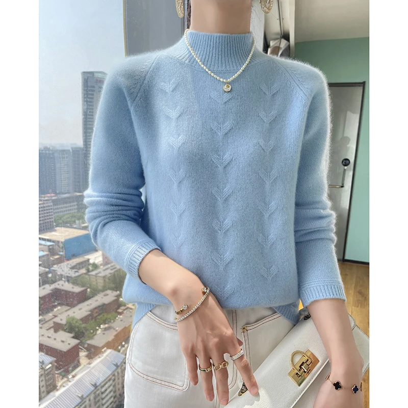 Женский свитер с полувысоким воротом