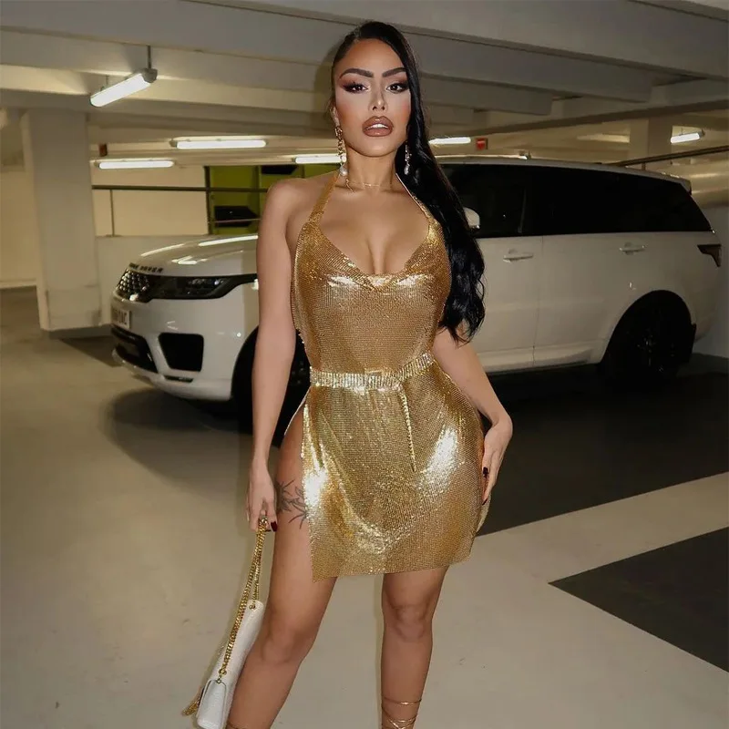 

Женское облегающее мини-платье с открытой спиной и разрезом